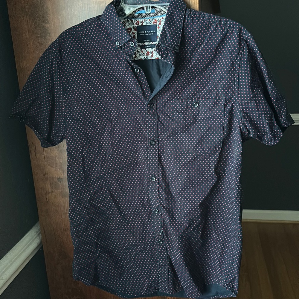 Men’s short sleeve button up. Slim fit.